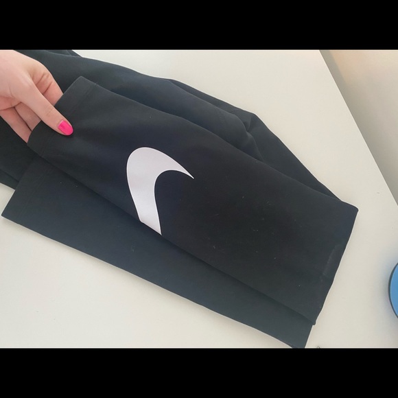 Nike Swoosh Black Leggings - Picture 5 of 5